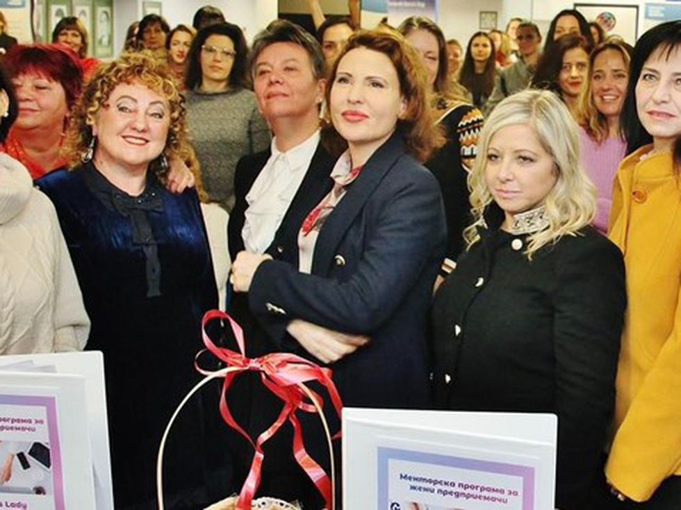 Fibank и бизнес програмата Smart Lady поемат обучението на дами в менторска програма