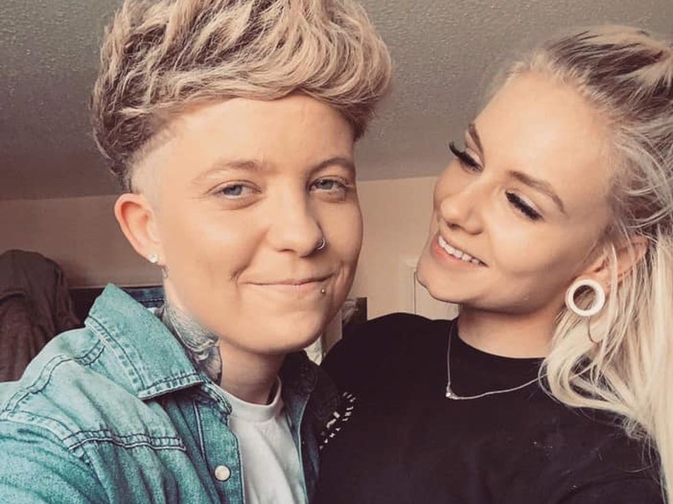 Транссексуален мъж роди момиче, защото приятелката му не може да забременее (Снимки)