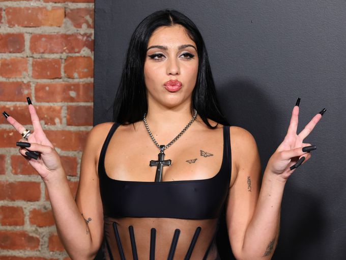 Дъщерята на Мадона показа космато тяло без бельо – фенове се отвратиха