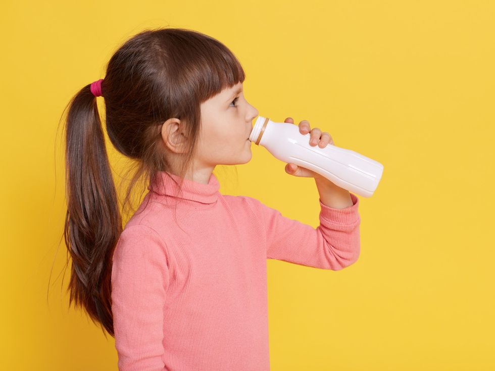 Дете получи изгаряния от сок, друго се задави с клечка от бурканчето на детската кухня: сигурна ли е храната, която ни продават?