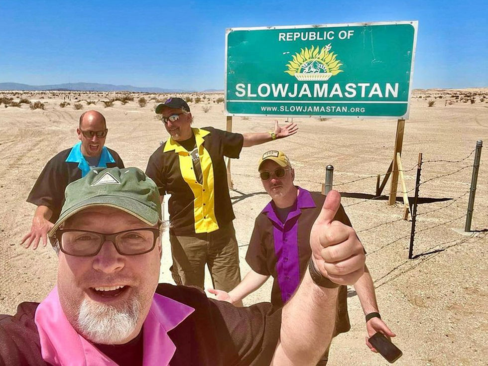 Слоуджамастан: Държавата с 500 граждани, в която кроксовете са забранени