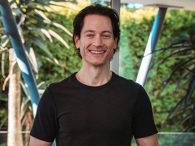 Милионер хвърля над 2 милиона долара, за да го подмладят