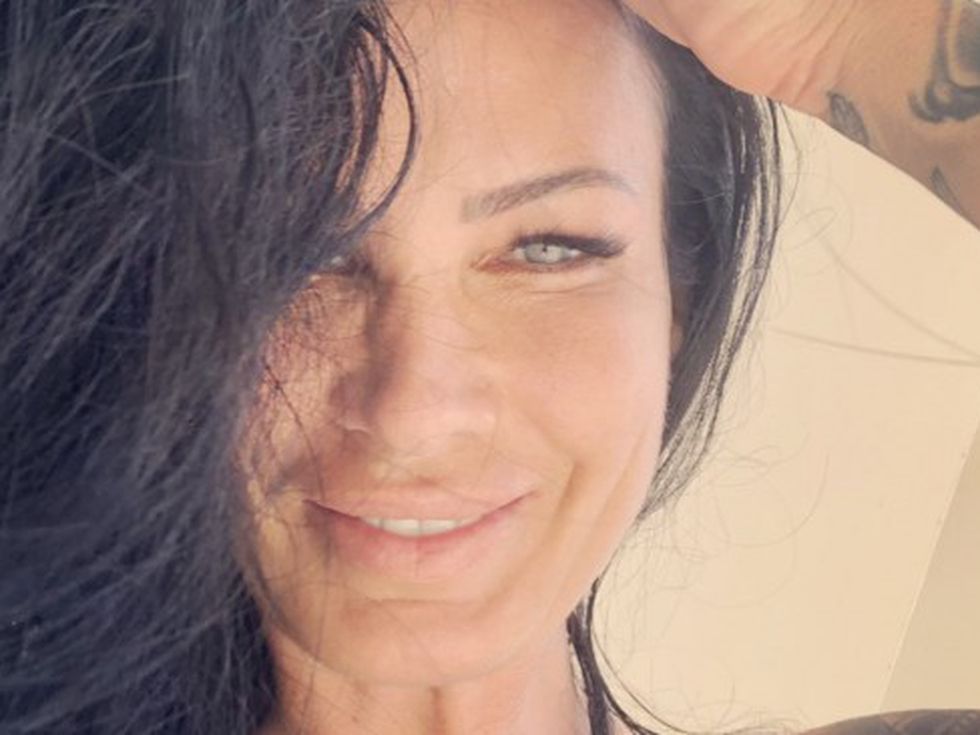 По гумени ботуши и с широка усмивка: Цеци Красимирова показа краставиците си (СНИМКИ)