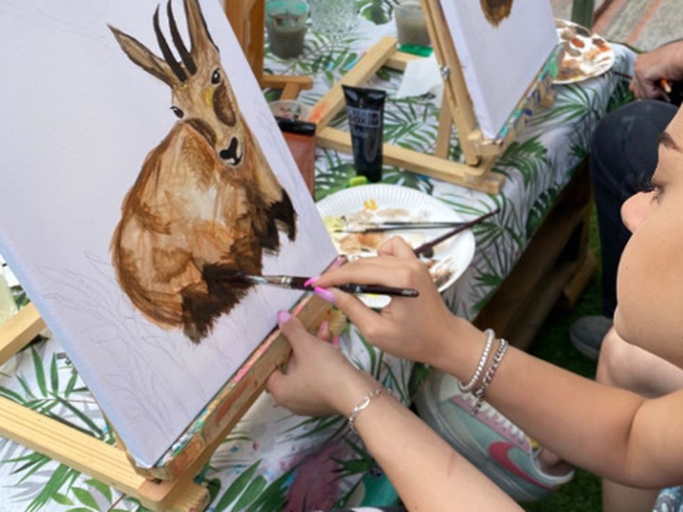 Деца и възрастни рисуват пейзажи от Пирин във възрожденска къща в Банско