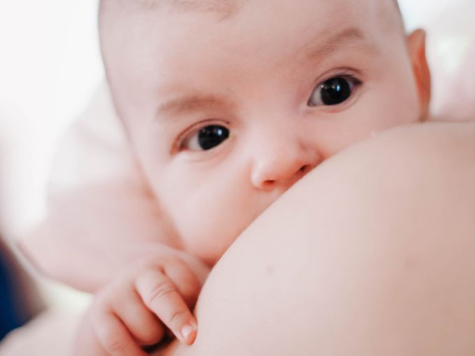 Защо бебето се изпотява при кърмене? Кога да потърсите педиатър?