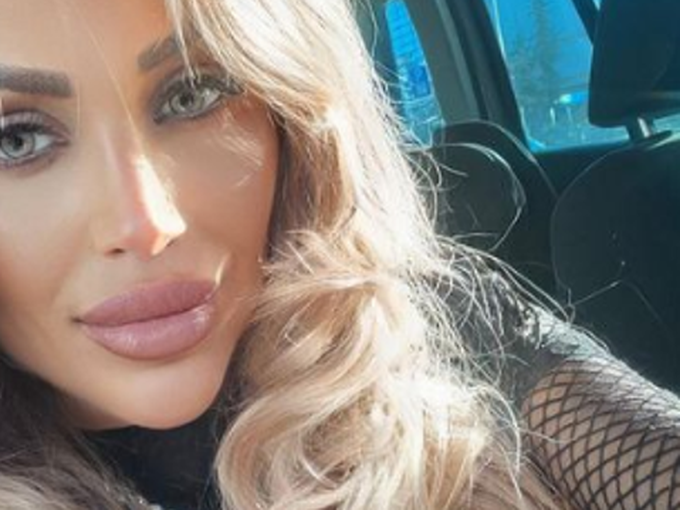 Само 2 месеца след раждането: Джулиана Гани вече е готова за плажа, работи за тен (снимки)