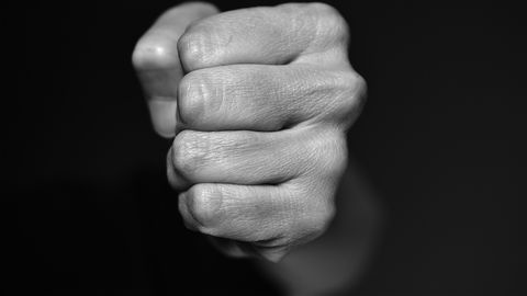 Понякога в опит да впечатлят света някои хора свалят последната