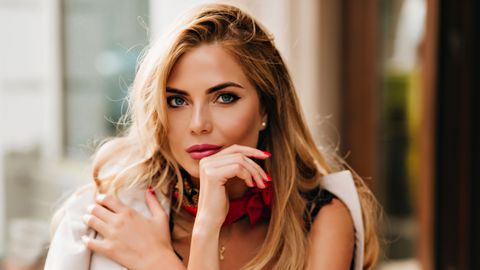 Тя влиза в стаята и сякаш светлината става по ярка Но