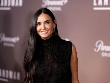 Деми Мур зашемети с дързък кожен тоалет и нова прическа на ревюто на Gucci