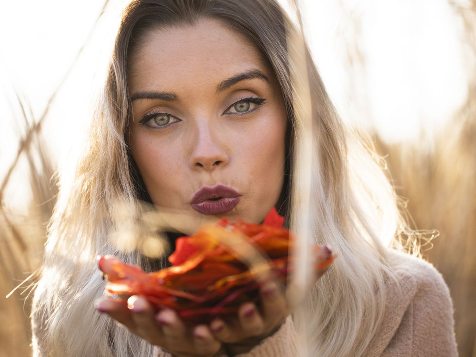 Хороскоп за 6 ноември: Овни, нежността е вашата сила днес. Козирози, спрете да бързате