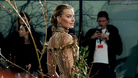 Марго Роби и Джейкъб Елорди продължиха своя парад на флиртове