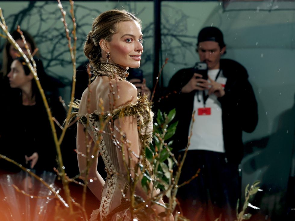 Модната ера на Марго Роби: зашеметяваща рокля и неочакван флирт на червения килим (Снимки)