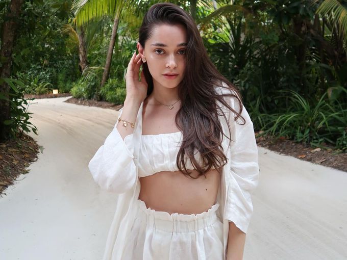 Валерия от "Ергенът" за пръв път на Малдивите, вместо плодове похапва пици (Снимки)