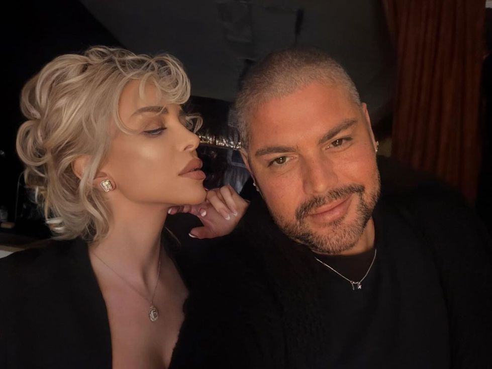 Любов: Жанета Осипова се целува страстно с фризьора си (Снимка)