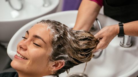 Бивша фризьорка сподели прост но ефективен метод за миене на