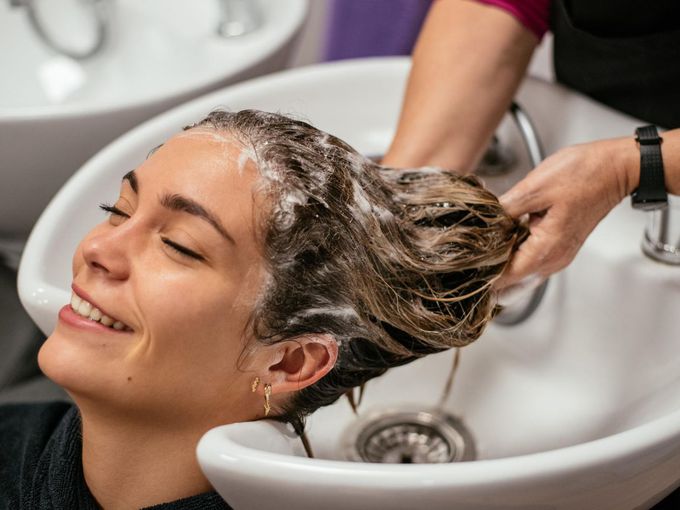 Фризьор разкри колко пъти трябва да мием косата си - отгооврът ще ви изуми
