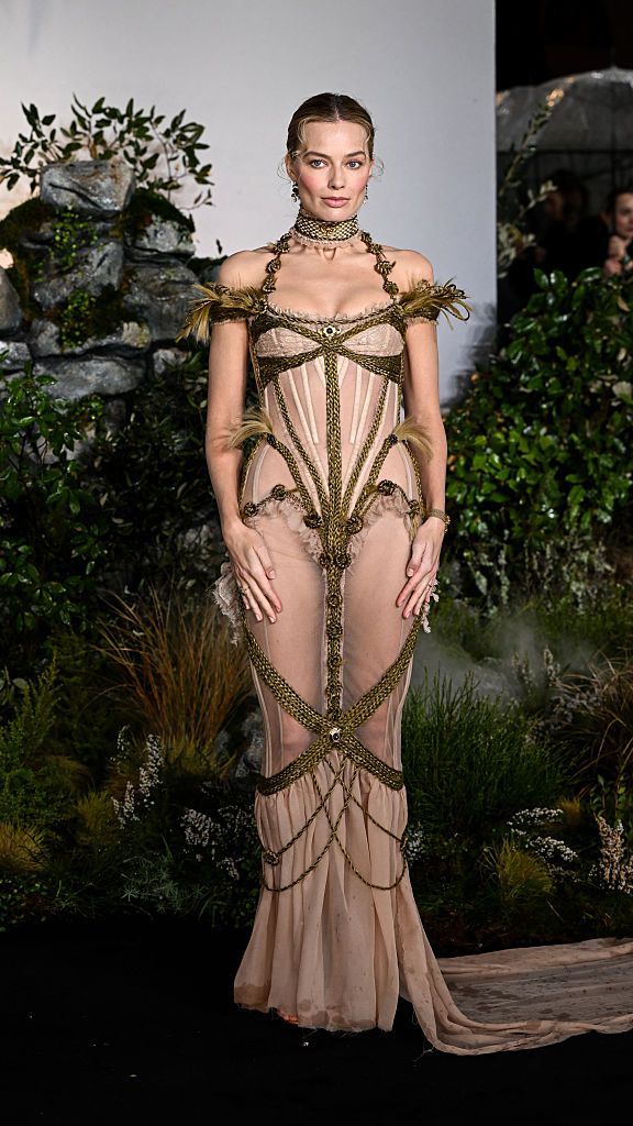 Марго Роби на червения килим на премиерата на "Брулени хълмове" в Лондон