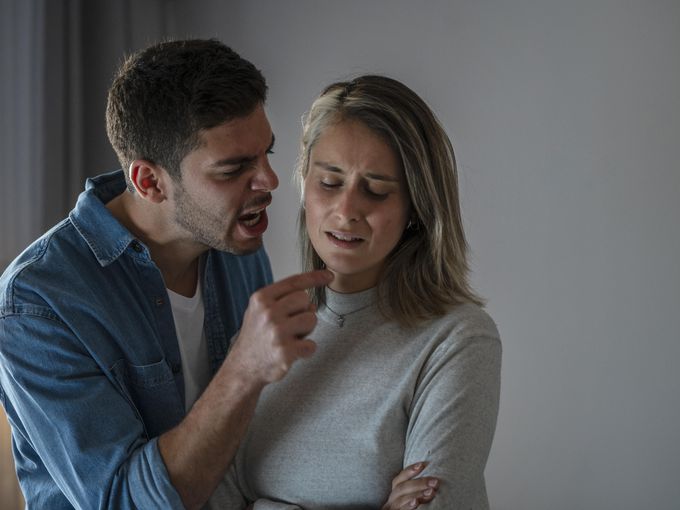 „Събирай си нещата и си тръгвай“, казал съпругът, след като жена му отказала да дава заплатата си на свекърва си