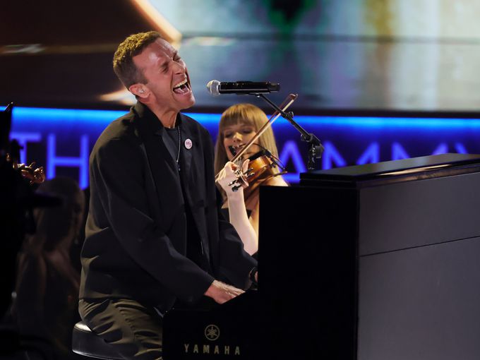 Нов вирусен момент на концерт на Coldplay. Предишният доведе до скандал и развод, а този?