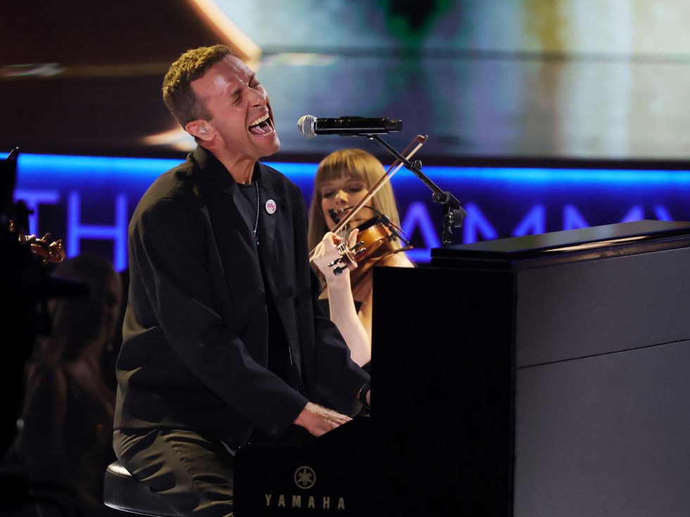 Нов вирусен момент на концерт на Coldplay. Предишният доведе до скандал и развод, а този?