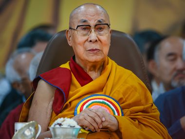 Далай Лама на 90: хиляди будисти, мил жест от Ричард Гиър и едно предсказание