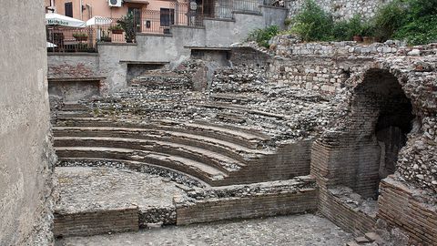 В центъра на днешна София под улици и сгради се