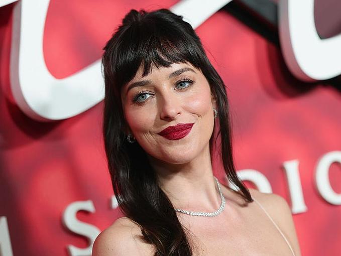 Дакота Джонсън провокира като зайче на Playboy и блесна в Saturday Night Live заедно с Тейлър Суифт