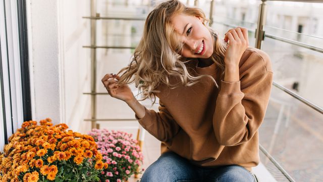 Жена, балкон, цветя