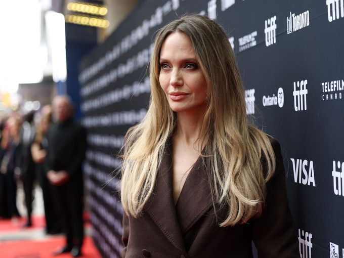 Холивудска звезда в бронежилетка и в сърцето на войната: Анджелина Джоли е на хуманитарна мисия в Украйна