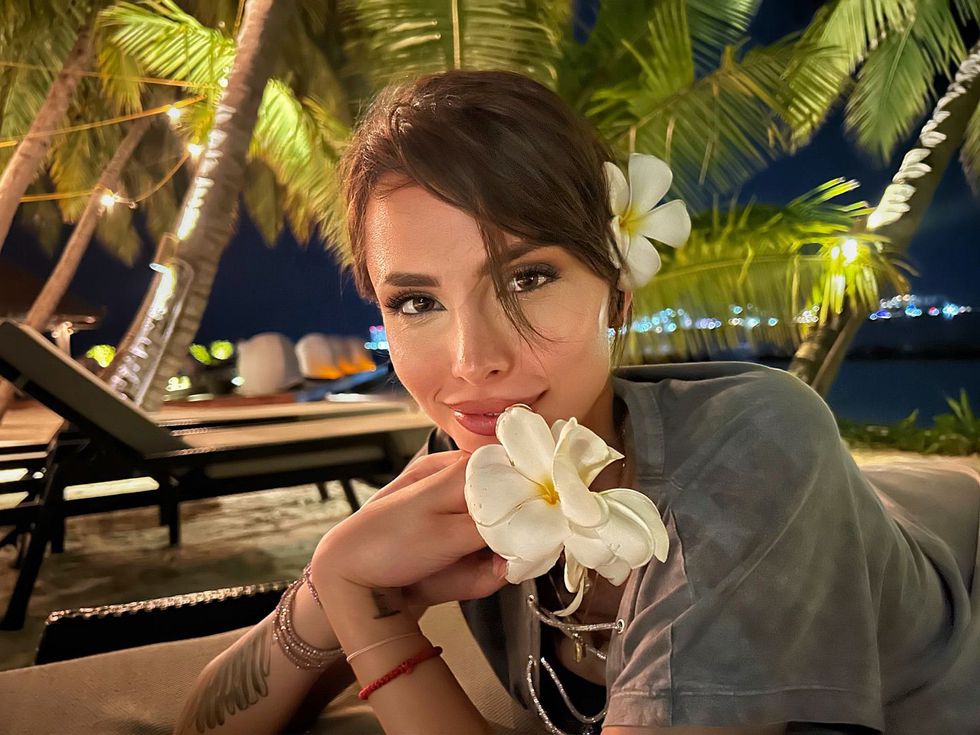 Бивша гимнастичка целува банкнота от 100 лева и всички я аплодират