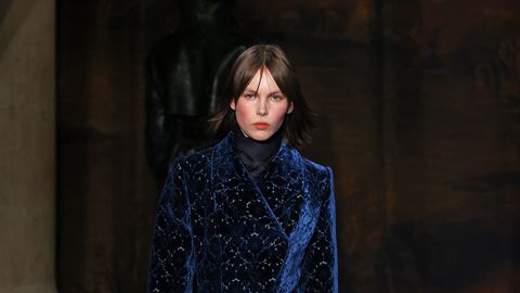 Меко плътно лъскаво разкошно и елегантно Кадифето е материята която