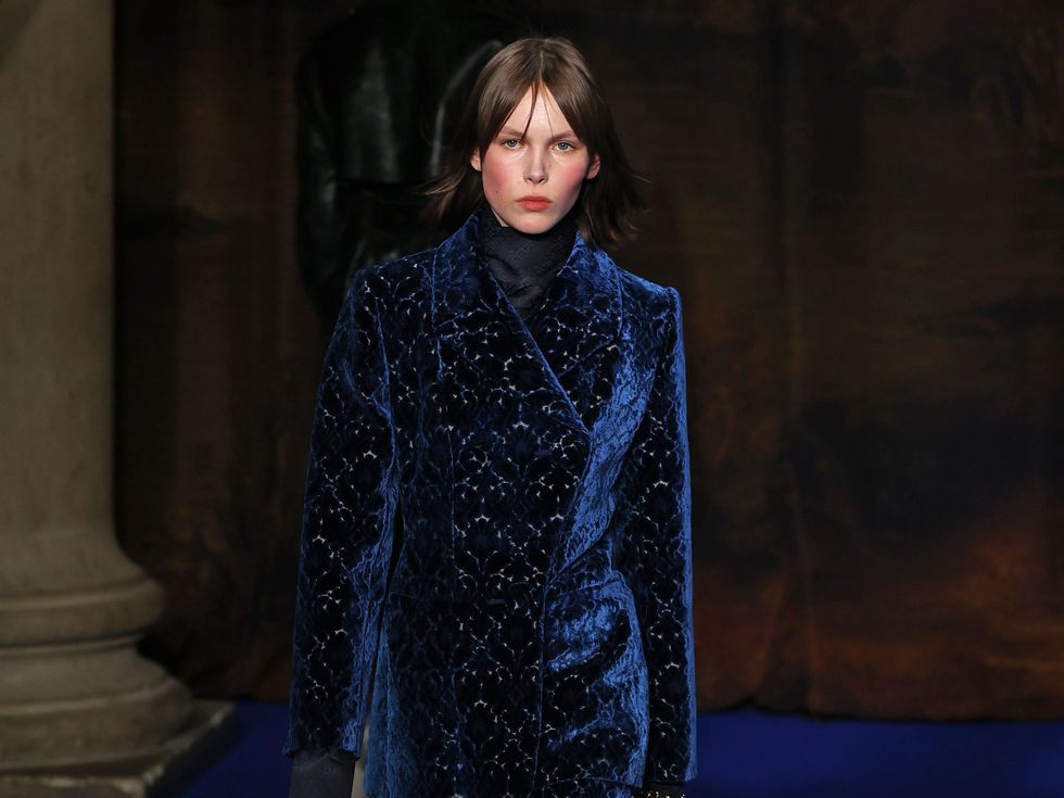 Меката сила на кадифето: Звездата на зимния гардероб