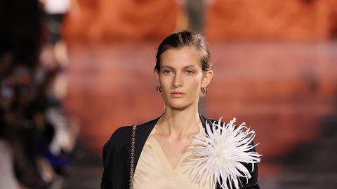 Носена свободно оставена умишлено открехната отворената чанта се очертава като