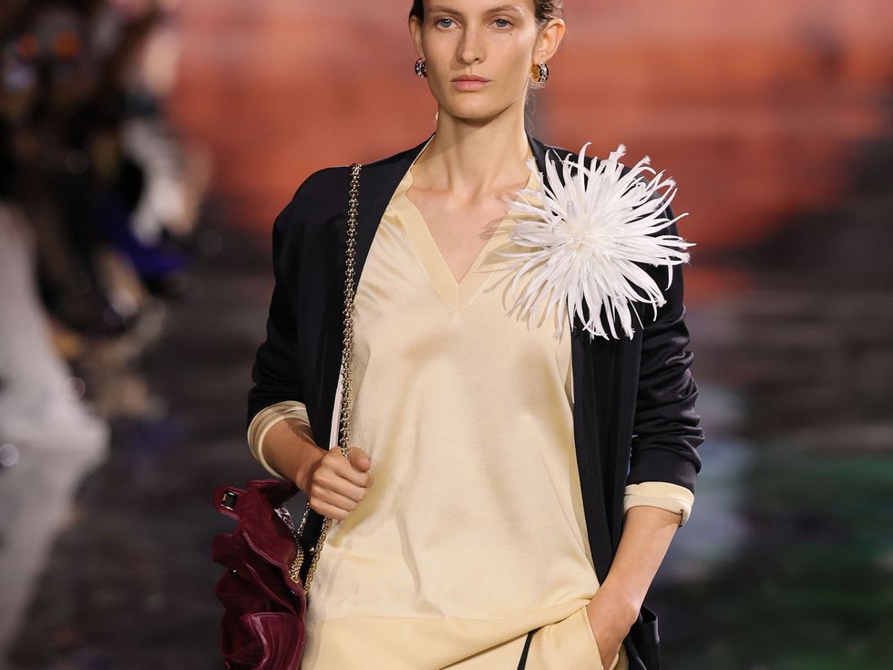 Небрежно отворените чанти се очертават като една от определящите тенденции за пролет/лято 2026