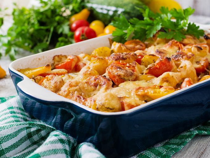 Вкусно и лесно: Картофи с пилешко месо, домати и сирене, запечени в хартиени "лодки"