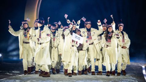 С италианското дизайнерско наследство на фона и водещи марки обличащи