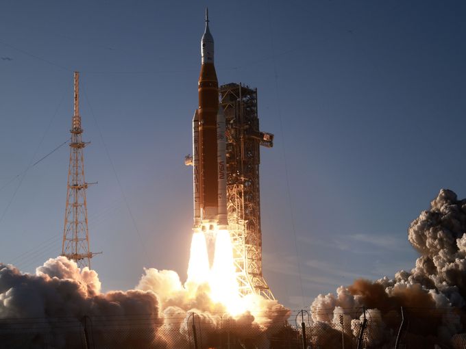 Астронавтите от „Артемис 2“ кръстиха лунен кратер на покойната съпруга на командира си (Видео)