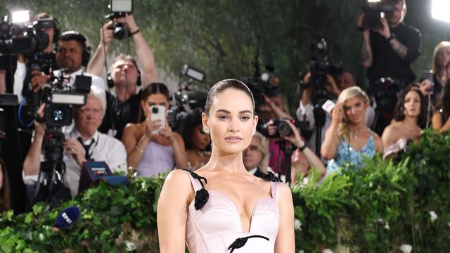 Лили Джеймс в Erdem; Снимка: Getty Images