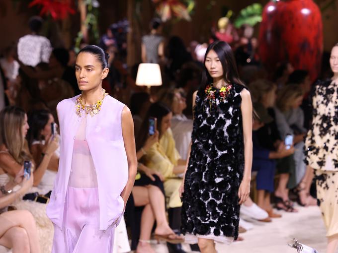 Приказка, разказана с игла и конец: новата Haute Couture на Chanel