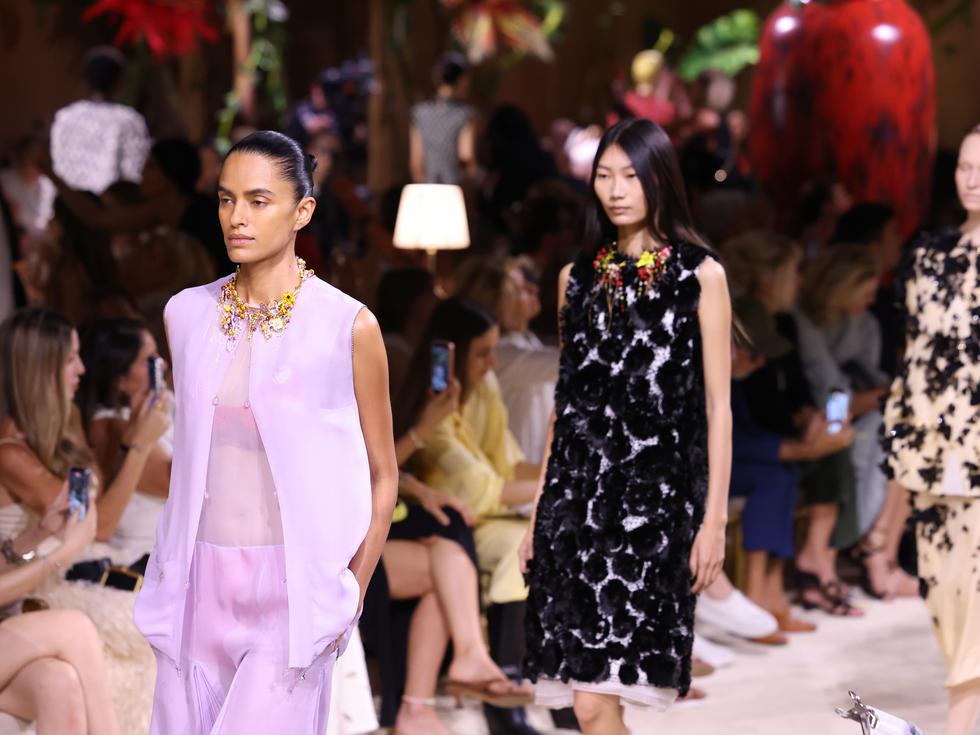 Приказка, разказана с игла и конец: новата Haute Couture на Chanel