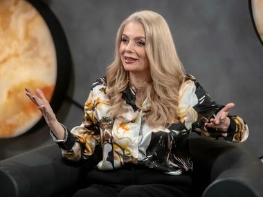 Гадже като слънце, зомбита в сянка: Венета Райкова между любовта и пречистването