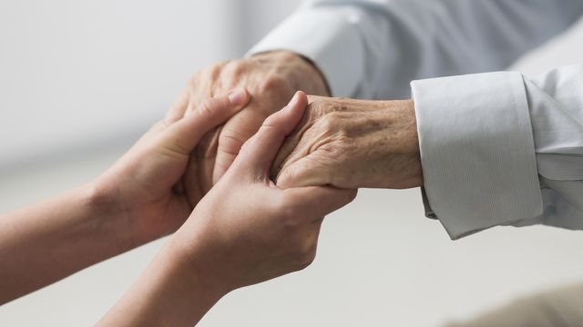 Възрастен човек, ръце