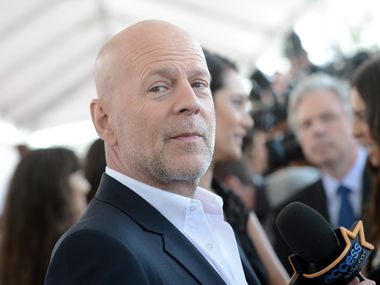 Крехък, но с усмивка въпреки болестта: Брус Уилис трогна света с рядка публична поява (Снимки)