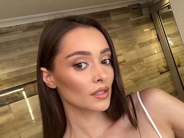 Шампанско, яхта и безгрижен лукс: Валерия от "Ергенът" се отдаде на романтично бягство с по-възрастния си избраник (Видео)