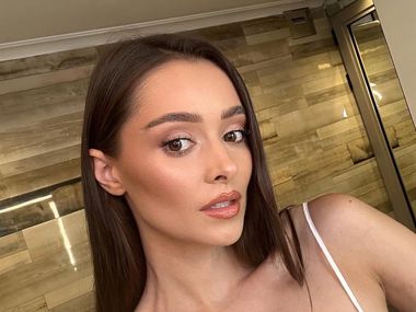 Шампанско, яхта и безгрижен лукс: Валерия от "Ергенът" се отдаде на романтично бягство с по-възрастния си избраник (Видео)