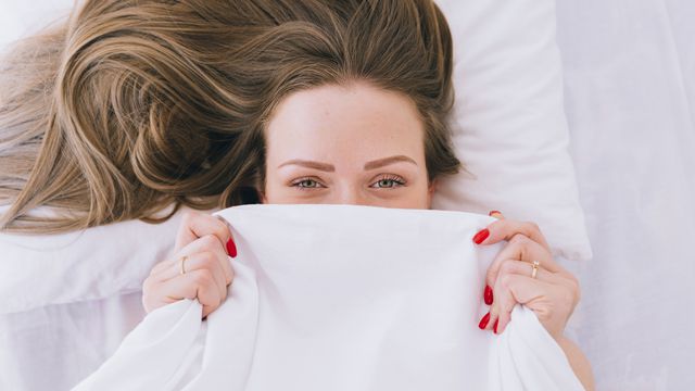 Жена, спално бельо, чаршафи