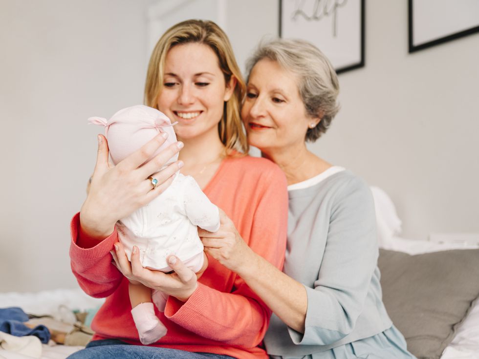 Бабинден: Традиции и обичаи в деня на родилната помощ