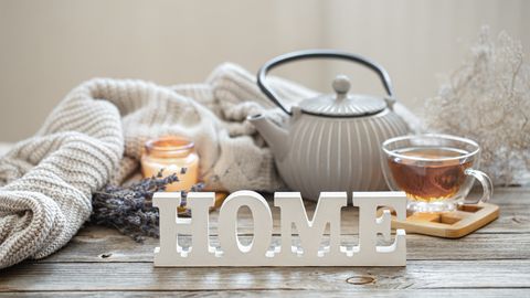 Зимата изглежда тиха и приглушена но отвътре умът често продължава