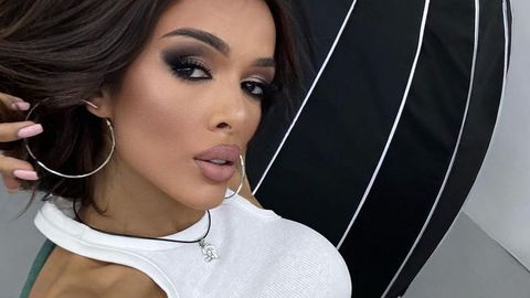 Диона винаги провокативна винаги смела винаги доста откровена Певицата