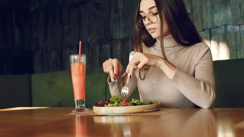 Доста често строгите диети дават обратен резултат и се оказва